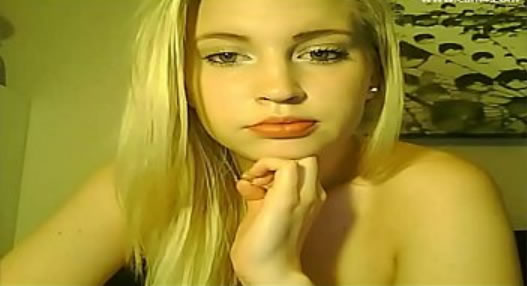 Novinha mostrando o peitinho na cam